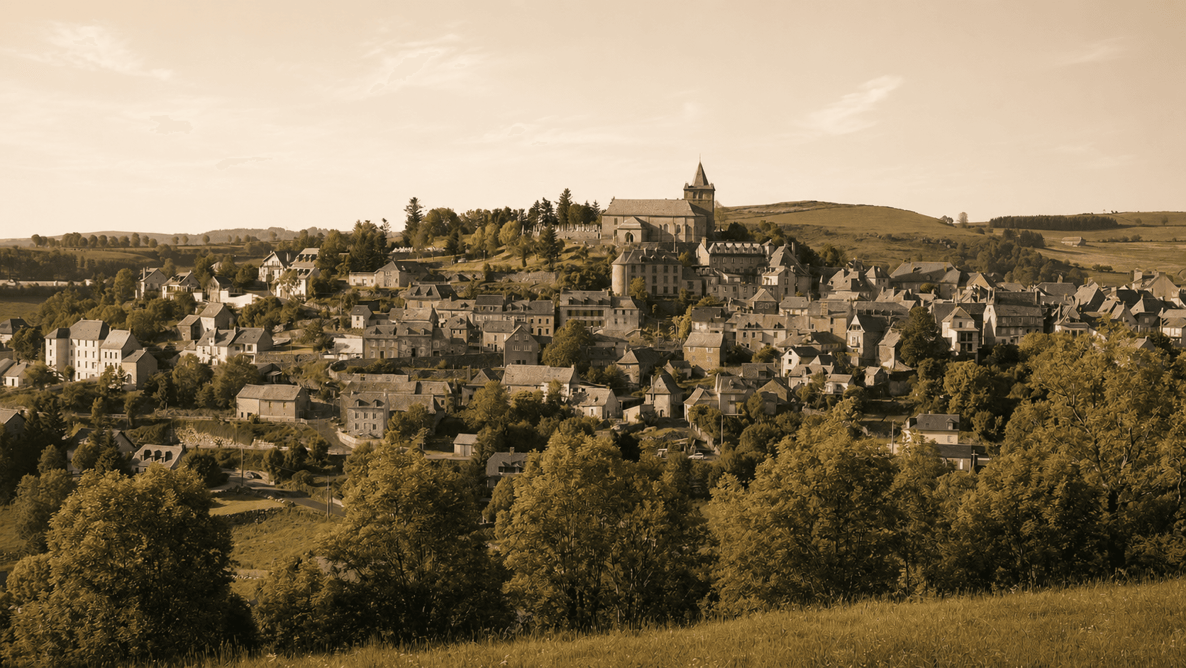 Le village de Laguiole posé sur les collines de l'Aubrac